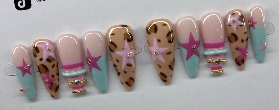 Candy Star Leopard press-on nail set with pink stars and leopard print
